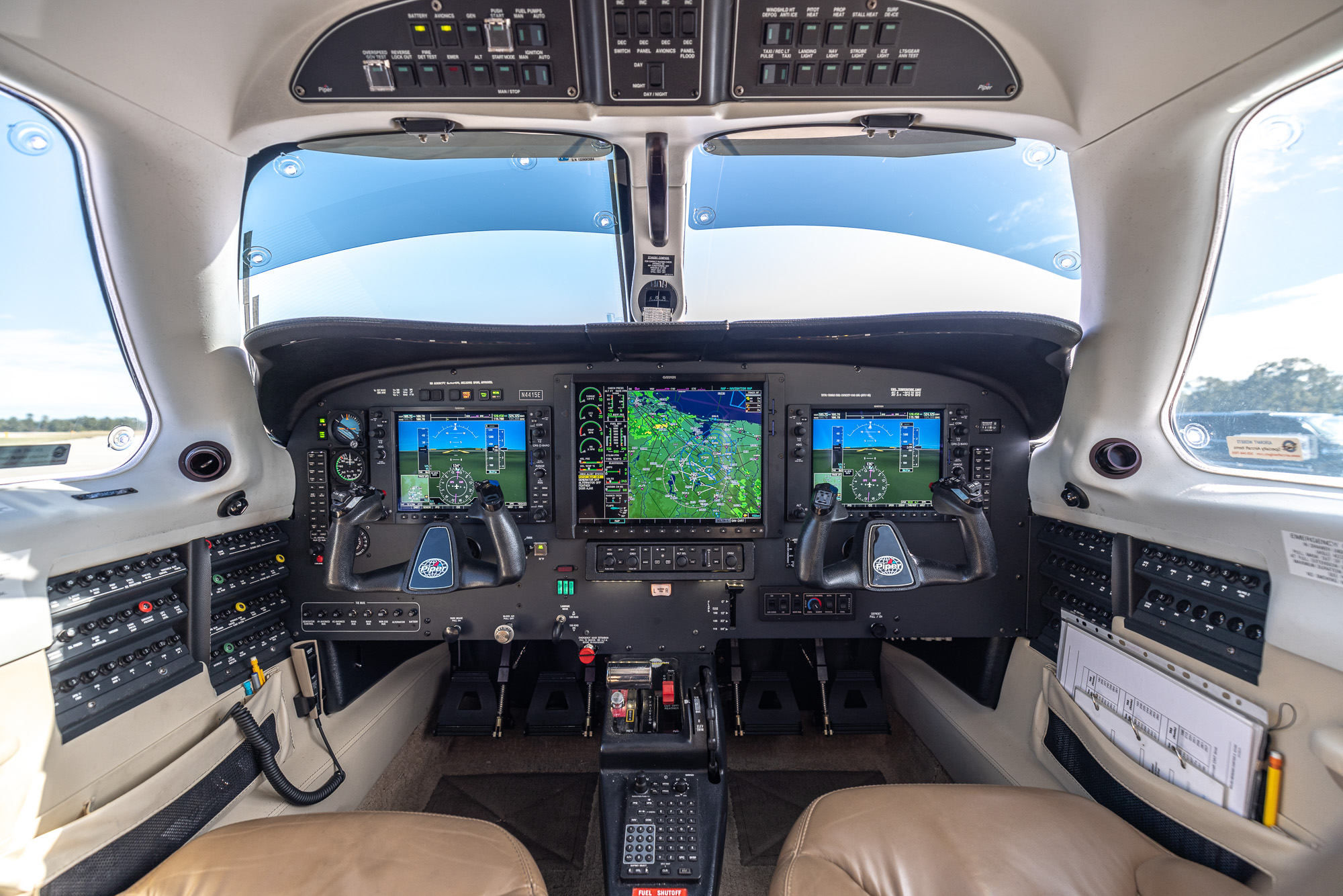 Cirrus Safe Return Autoland button highlighted in cockpit with CAPS lever